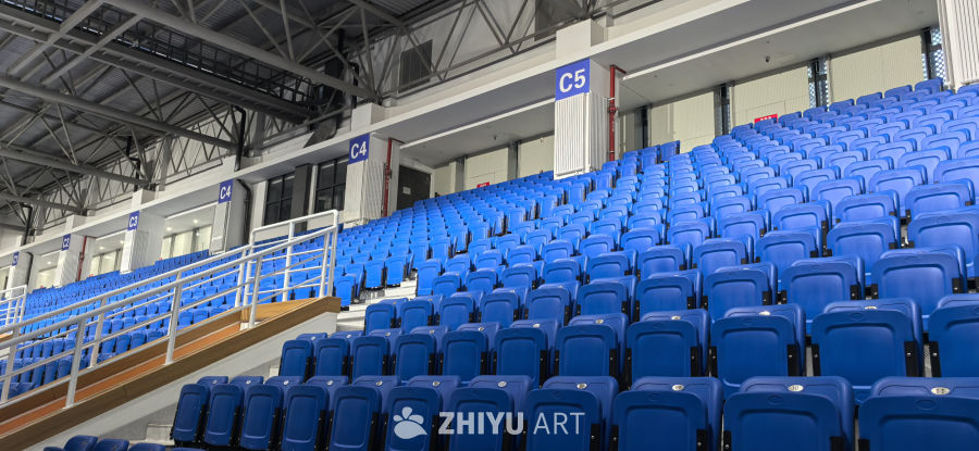 空旷体育馆的蓝色座椅