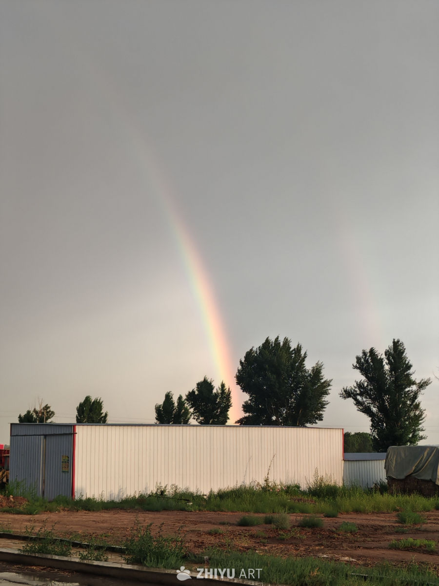 彩虹下的工业区风景