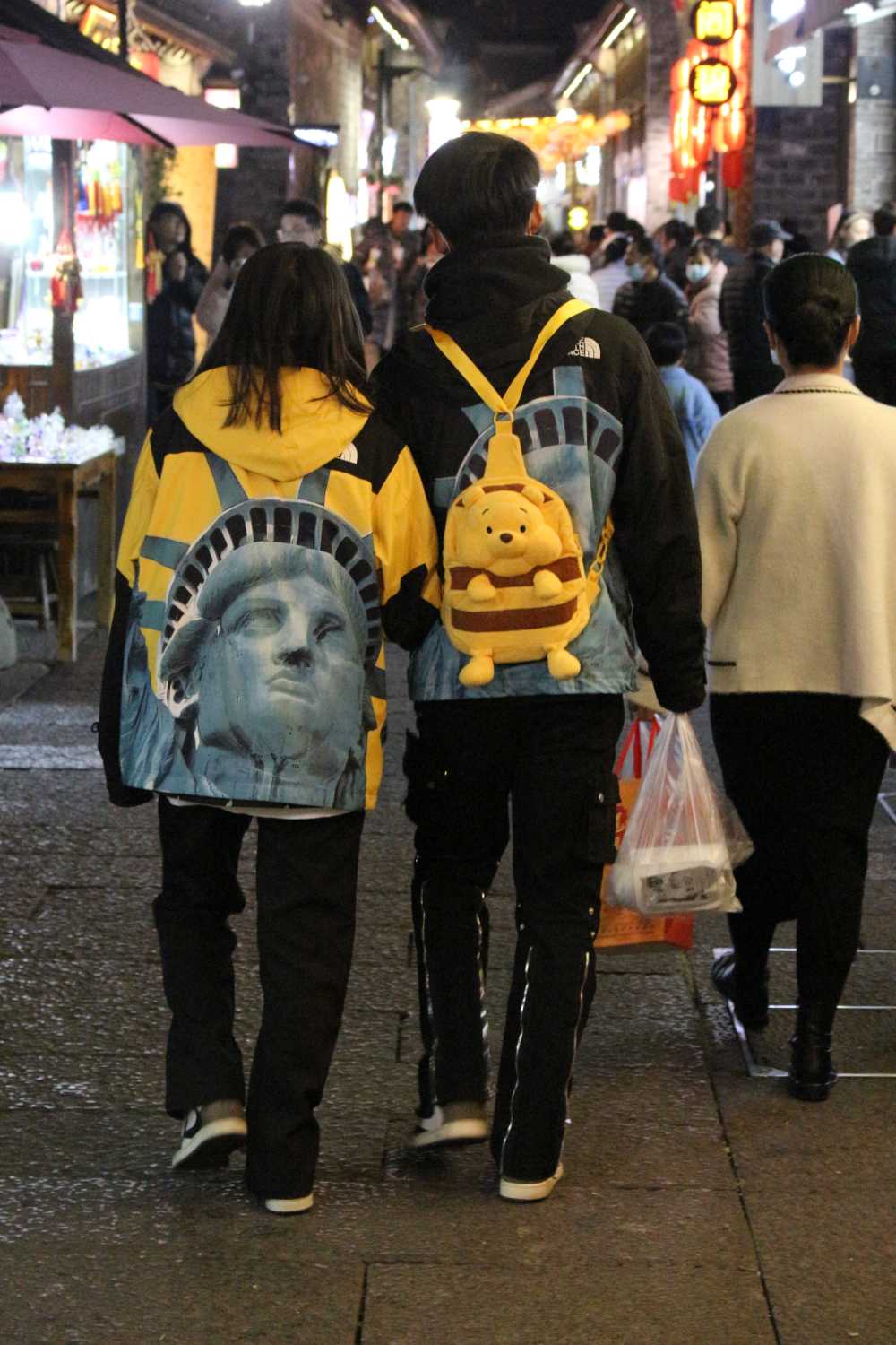 年轻的情侣