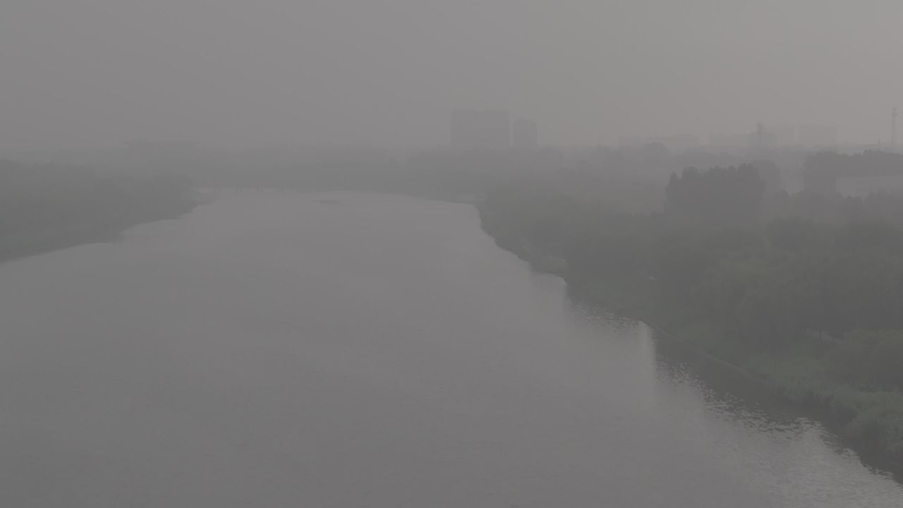 雾中河岸与城市