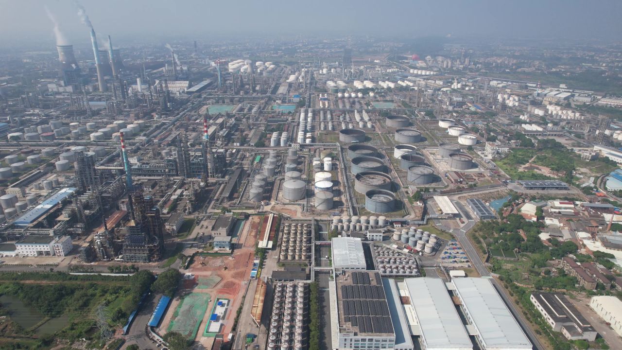 大型工业生产工厂中国石化茂名航拍  