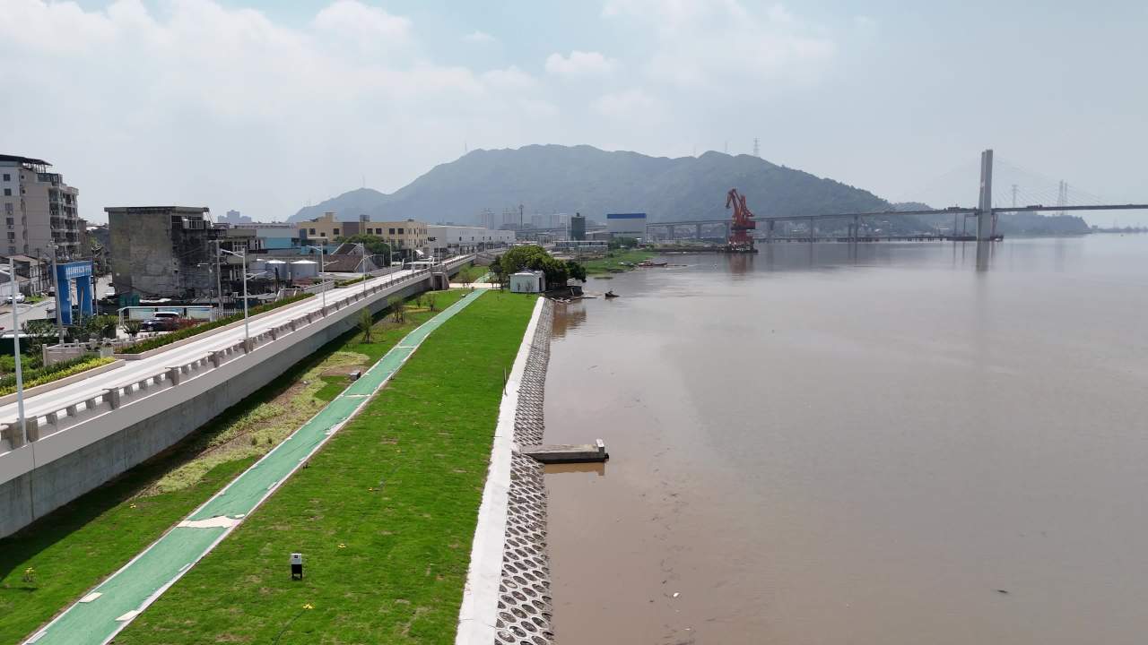 河畔城市的宁静时光