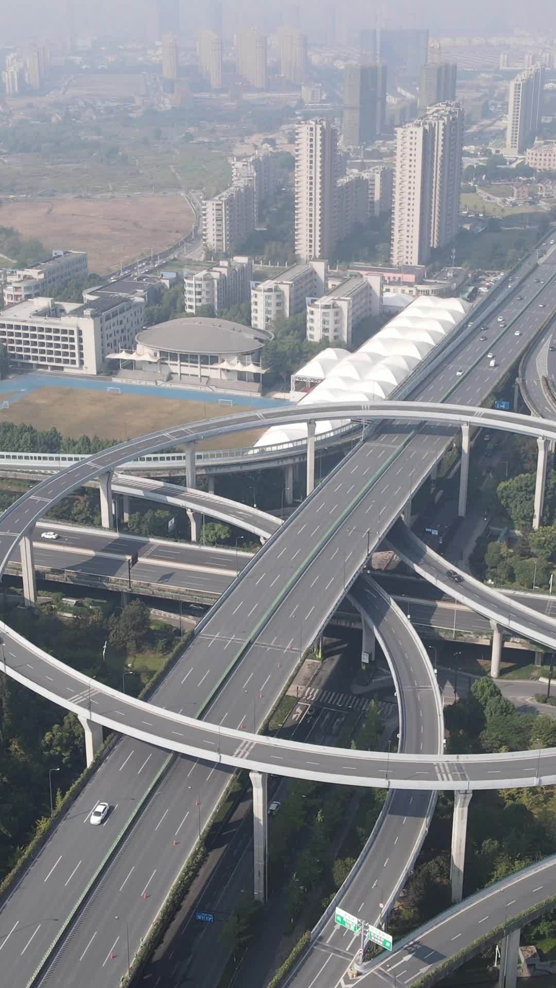 繁忙都市的高架桥