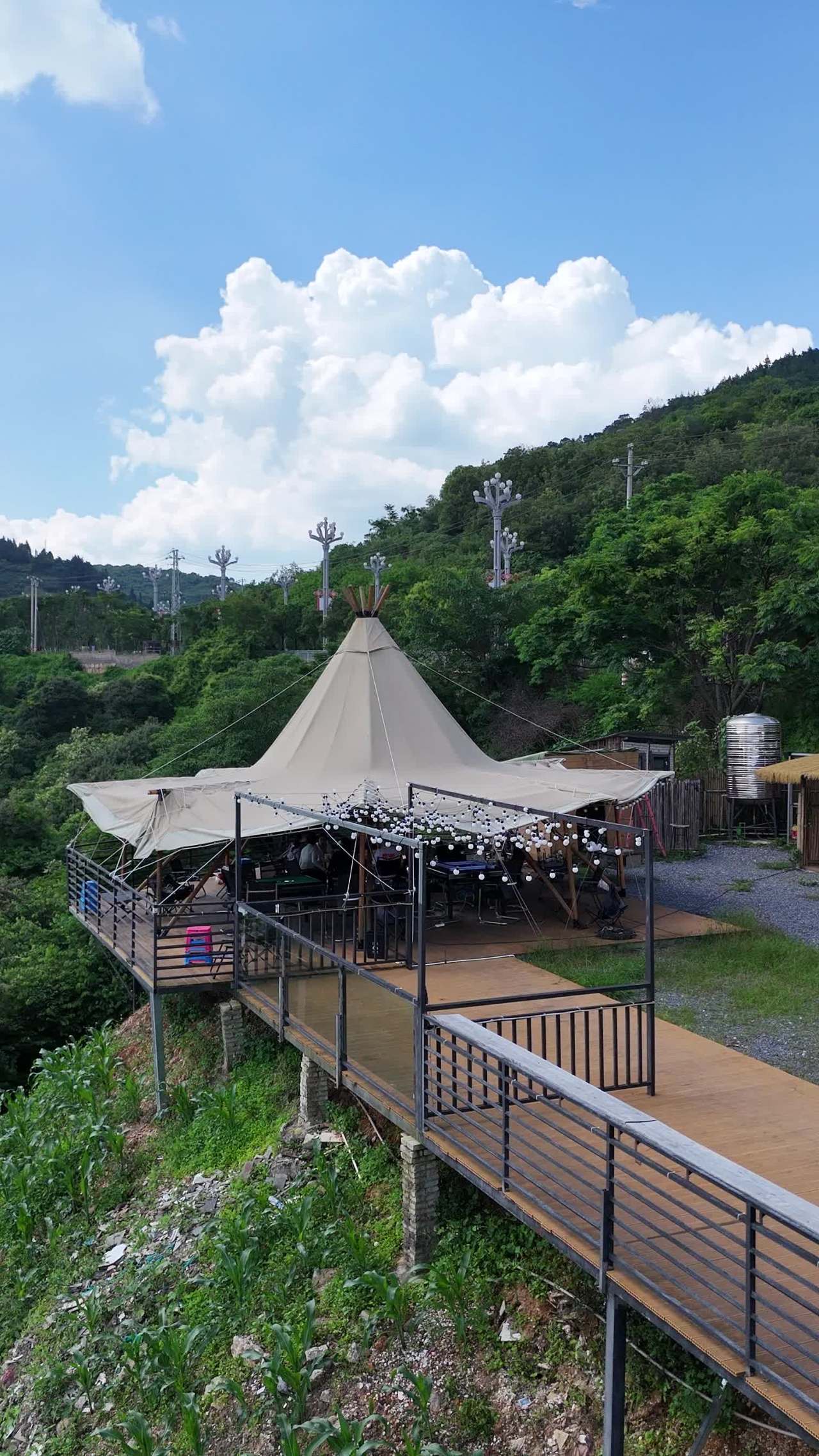 山间帐篷露营