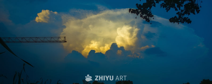 夕阳下的云层剪影