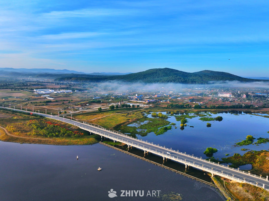 银桥横跨映山湖 云雾缭绕小山村