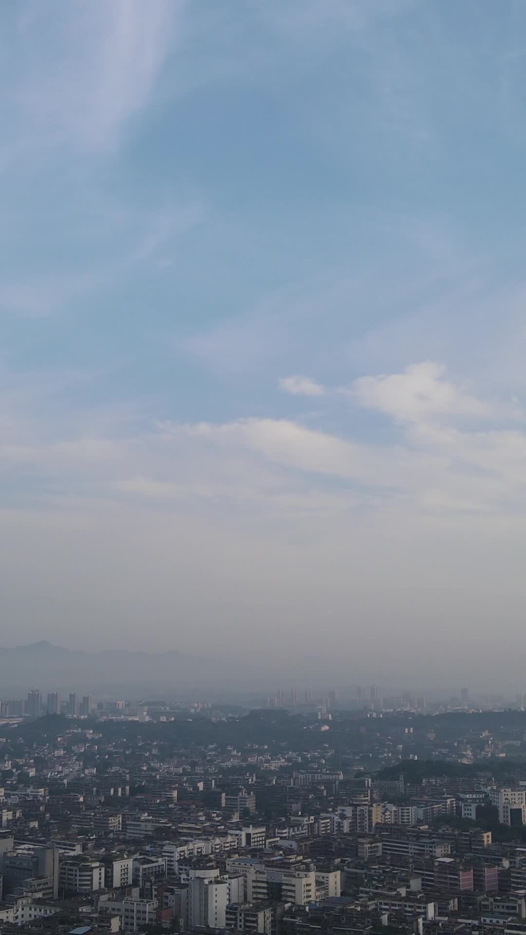 晨曦中的城市风光