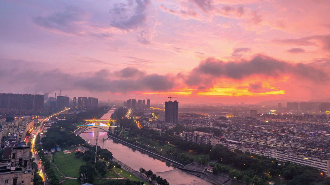 一弯河流城市晚霞延时
