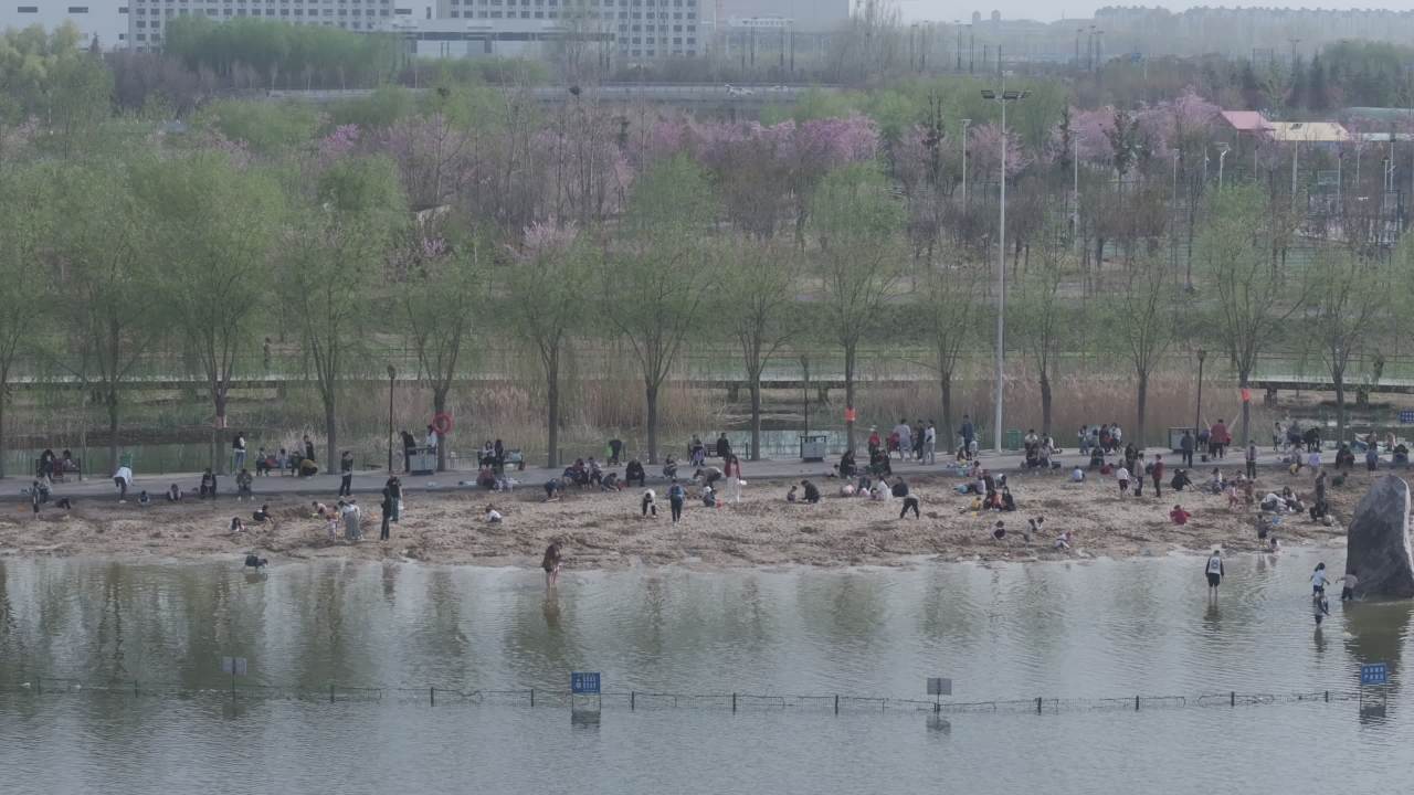 春日公园湖畔休闲时光