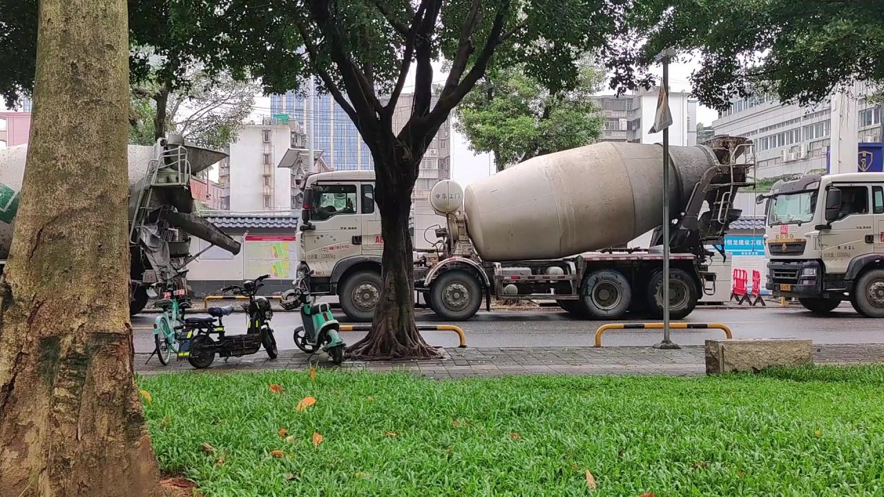 城市路边的搅拌车