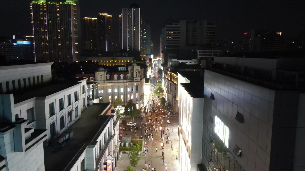 湖北武汉江汉路步行街夜景人流