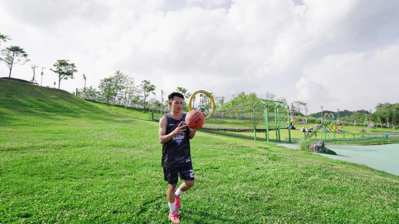 阳光草地上的篮球少年