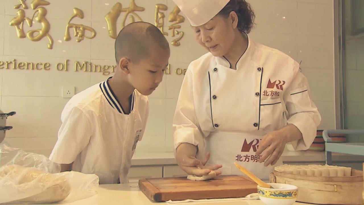 面点师教孩子做莜面食品传承非遗文化