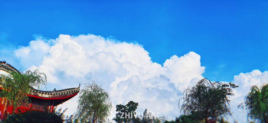 蓝天白云下的古建筑