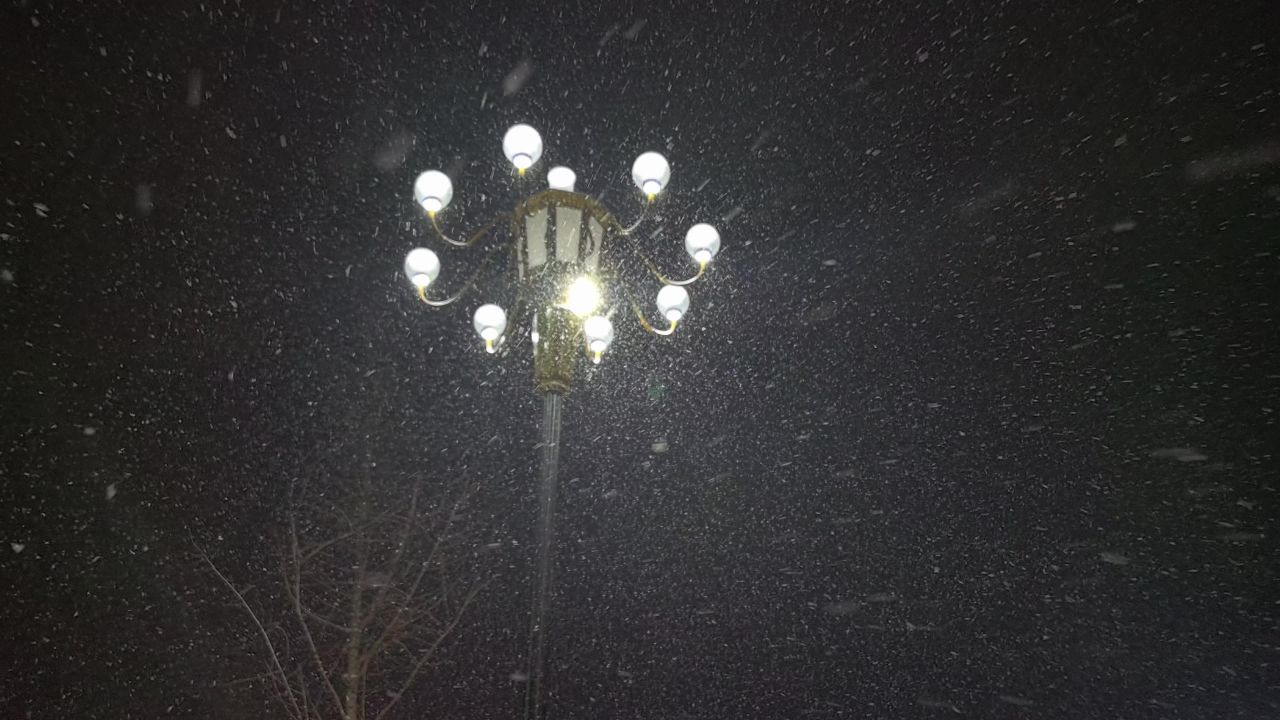 谢雪路灯