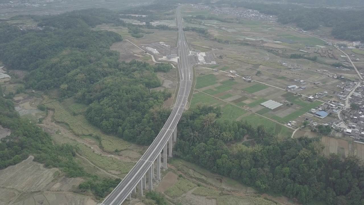 乡村公路与自然风光