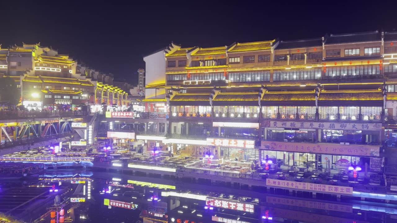 太湖古镇湖面灯光夜景