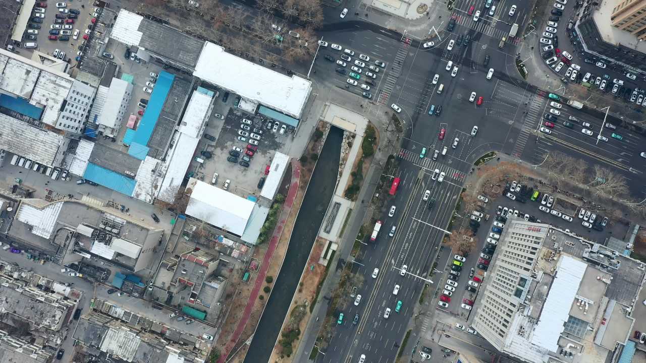 航拍市区车水马龙的十字路口