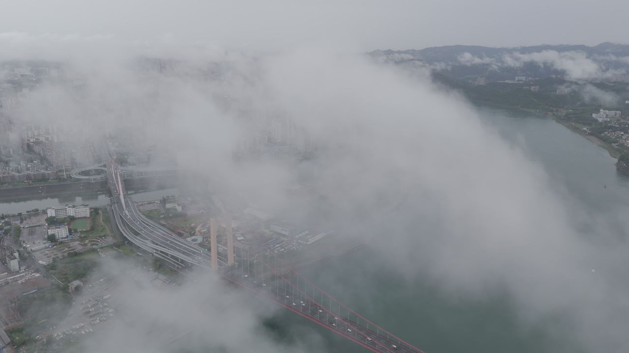 云雾缭绕的城市与桥梁