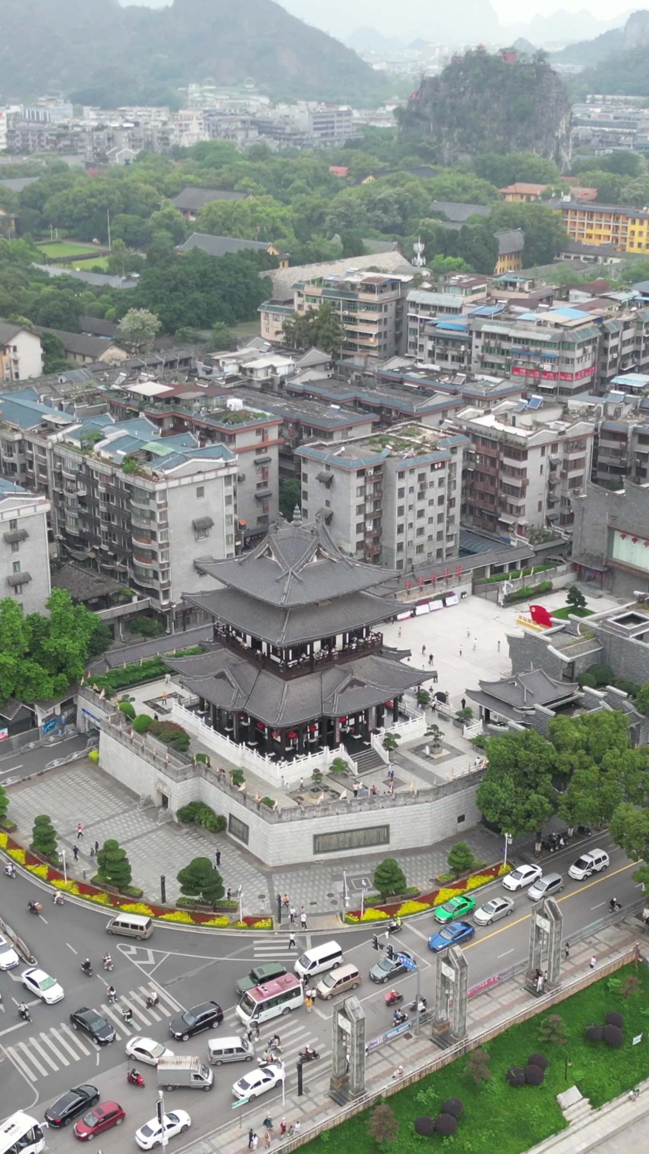 城市与古塔的和谐共存