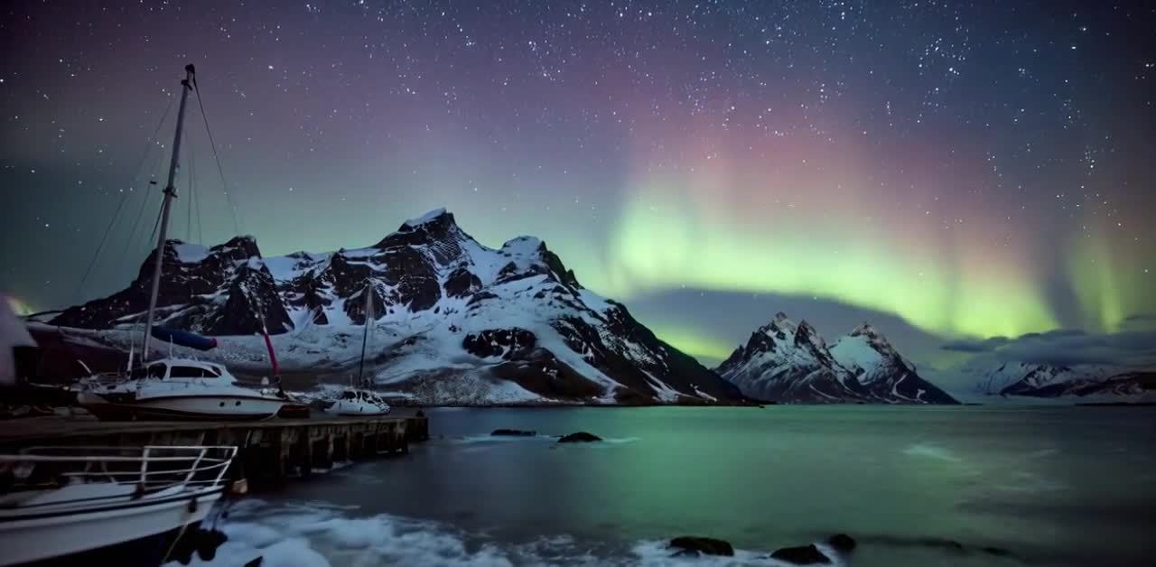 雪山极光下的宁静港湾，游艇停泊静待星空。