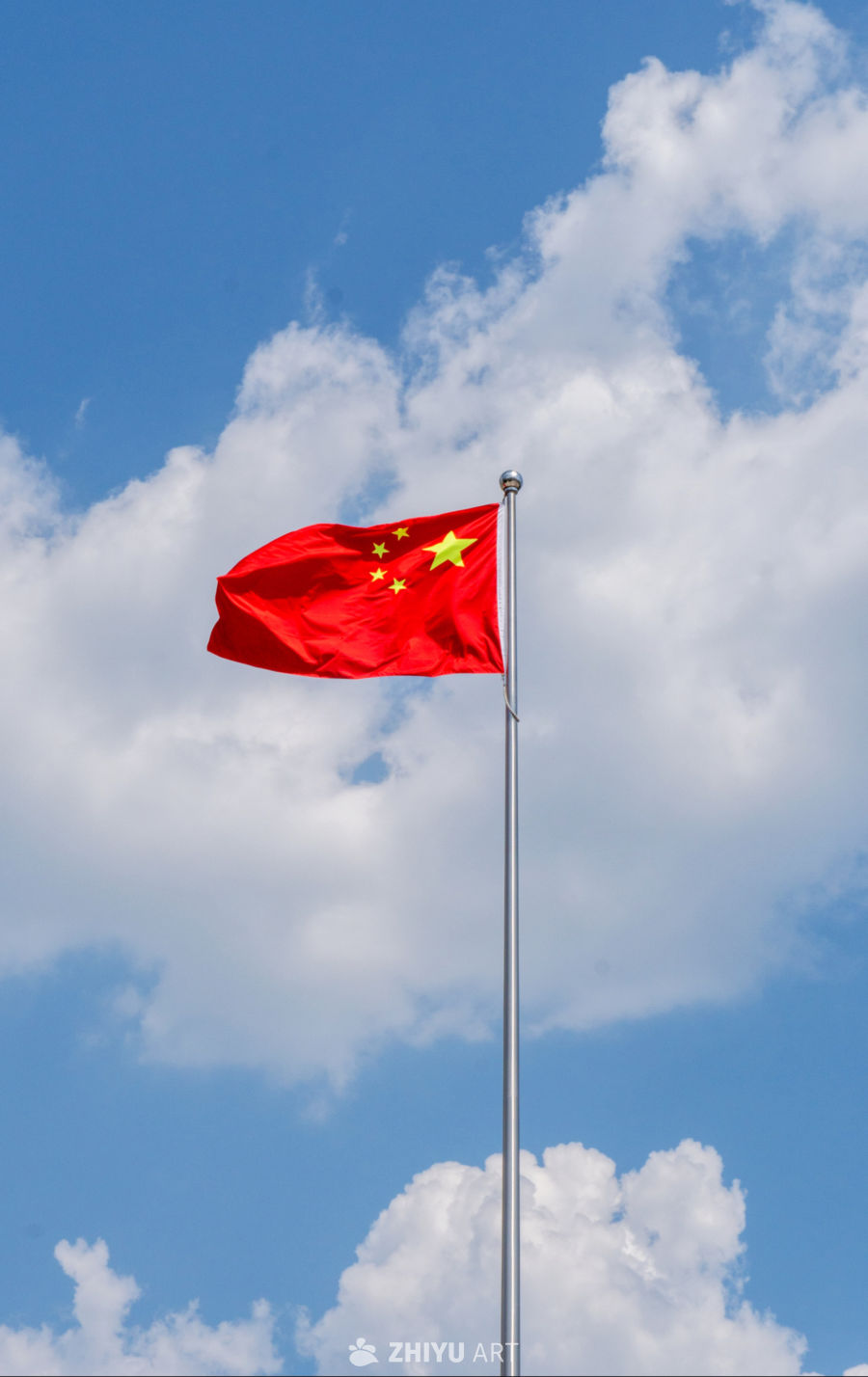 国旗在蓝天飘扬