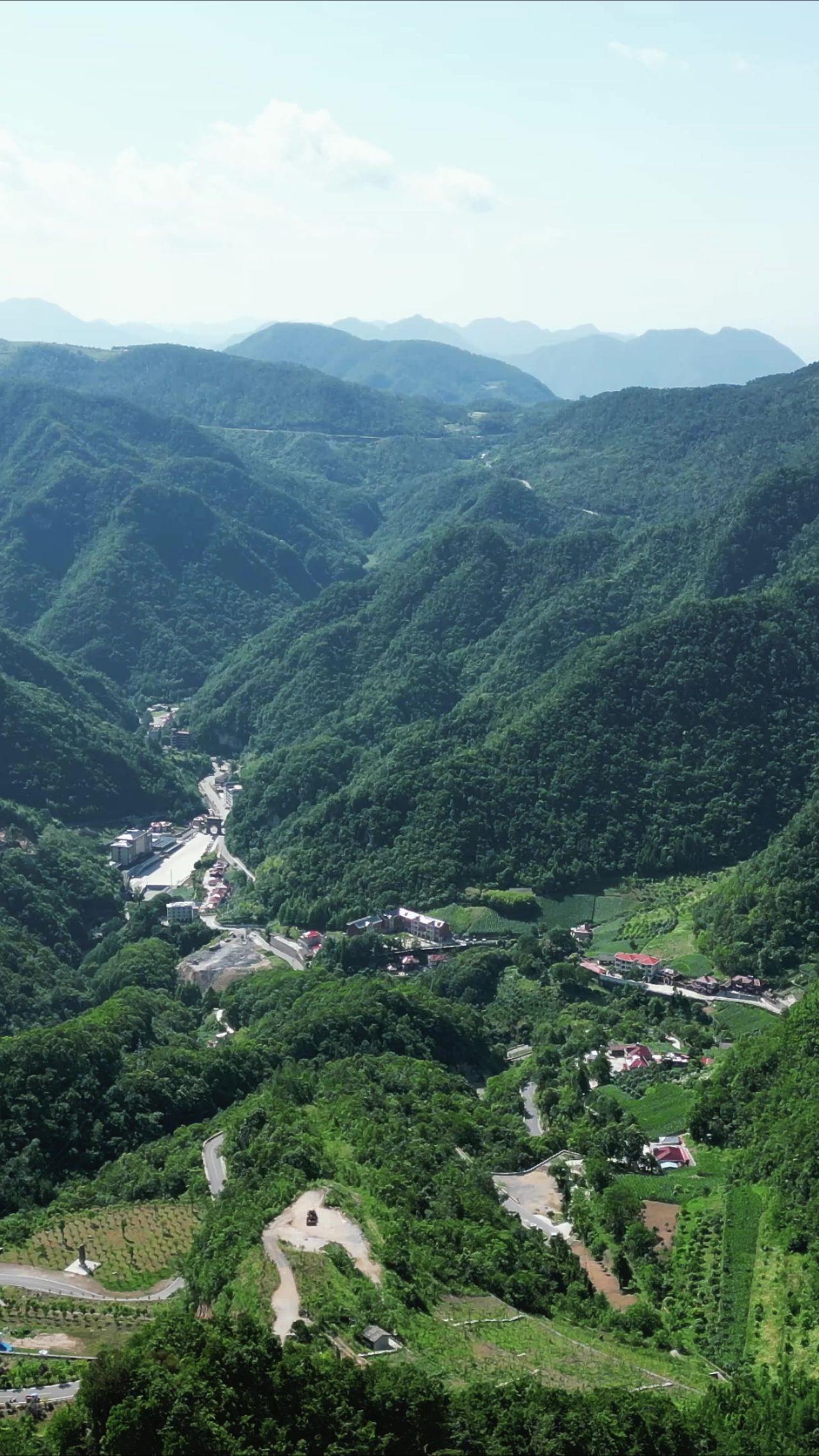 航拍巍峨大山森林山谷自然风景 