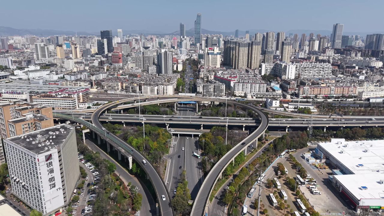 繁忙都市的高架桥全景