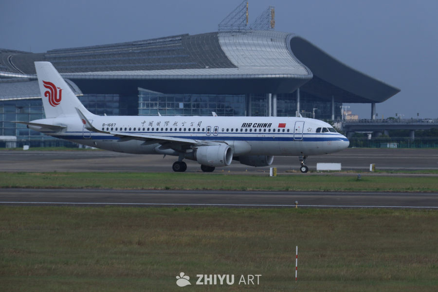 中国国际航空飞机在机场跑道上