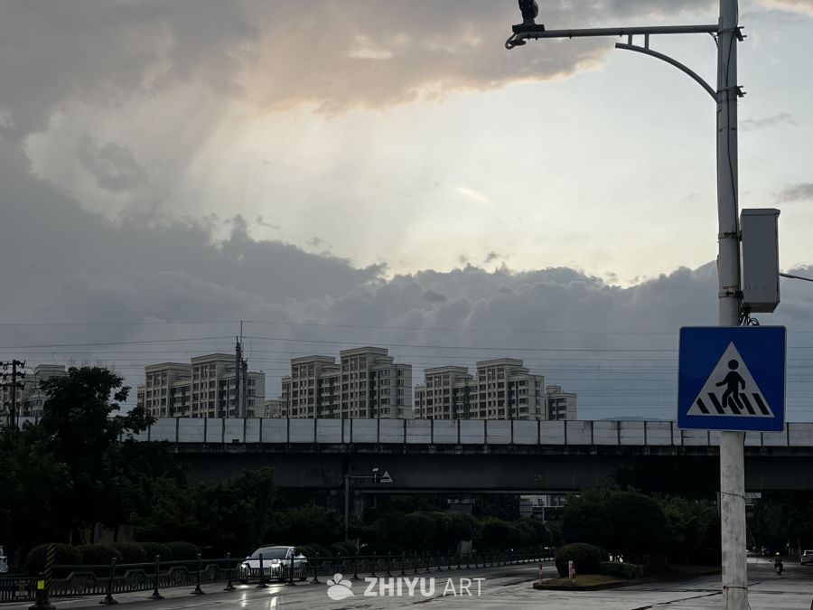 黄昏时分的城市街景