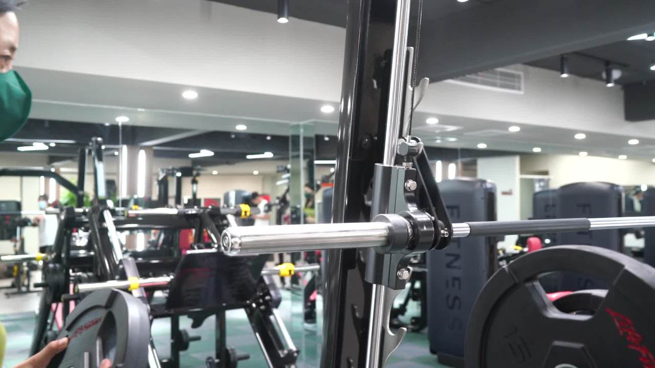 健身房杠铃举重