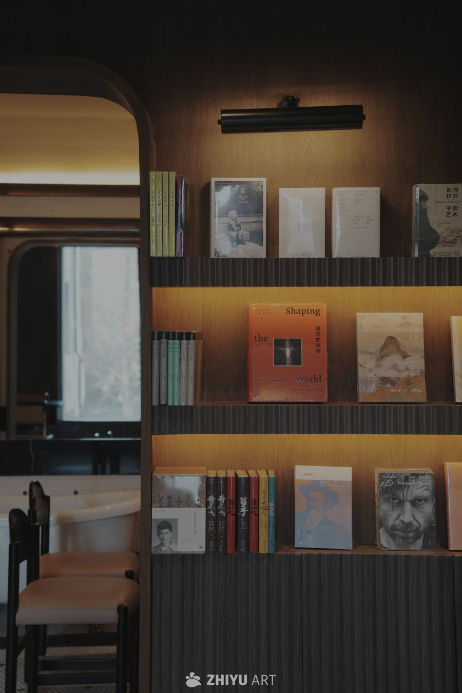 书架上的静谧时光