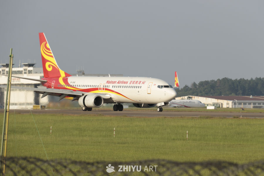 海南航空飞机在跑道上起飞
