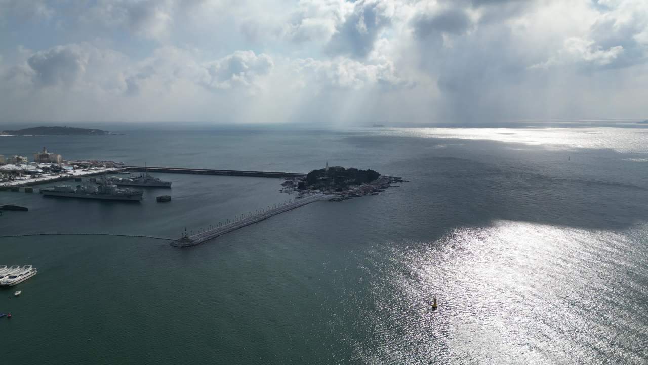 青岛市南海边老城区小青岛公园冬天雪景航拍 8
