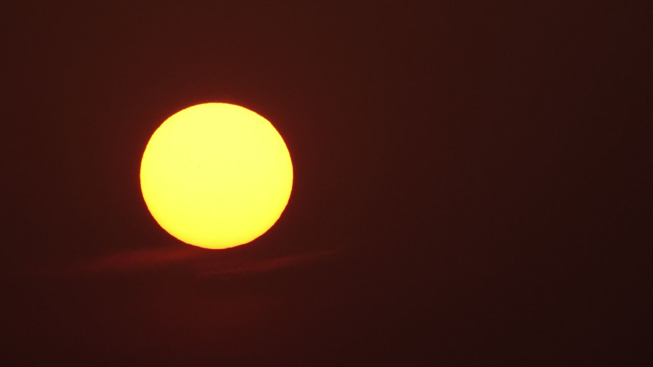 太阳日出日落夕阳逆光刺眼星芒