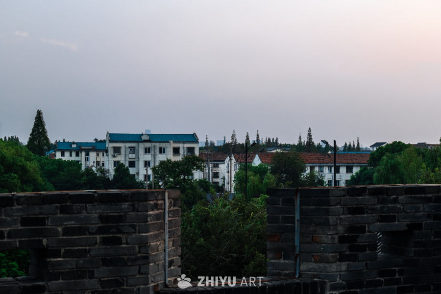 古城墙下的黄昏景色