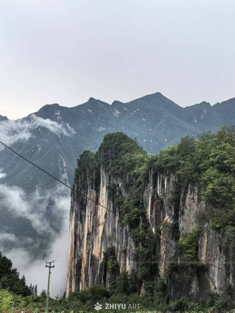 云雾缭绕的高山悬崖