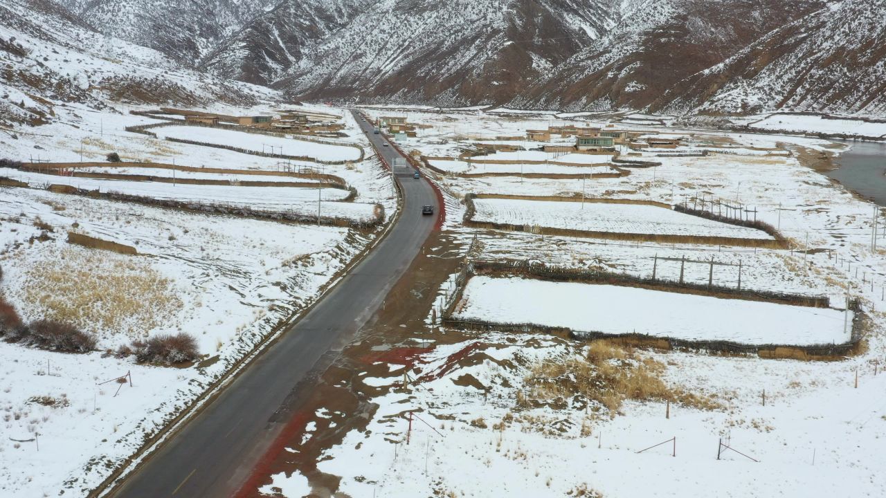 航拍川藏线上大雪覆盖的牧民村庄