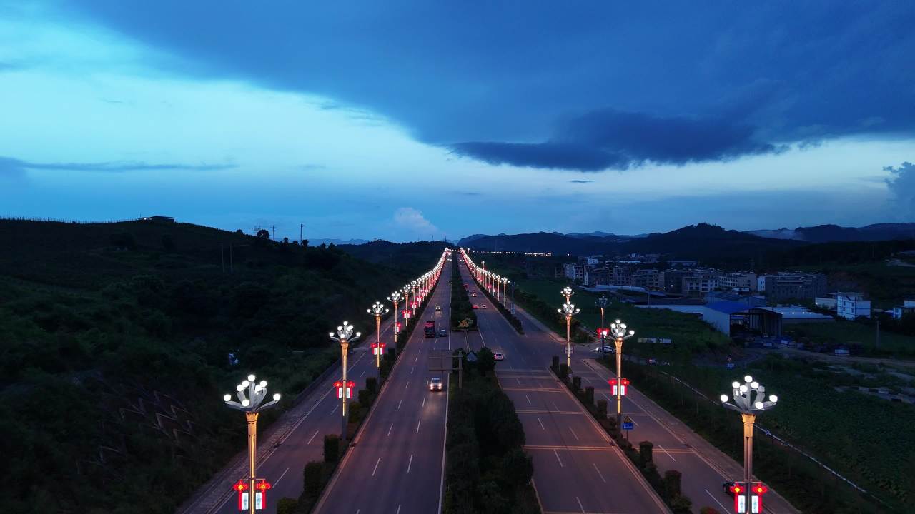 夜幕下的公路灯火
