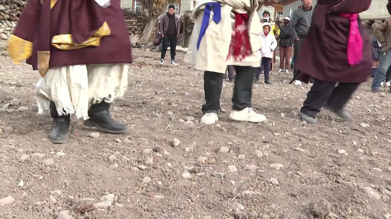 藏族传统服饰舞蹈表演