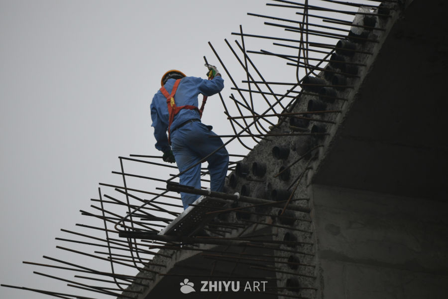 高空施工中的建筑工人