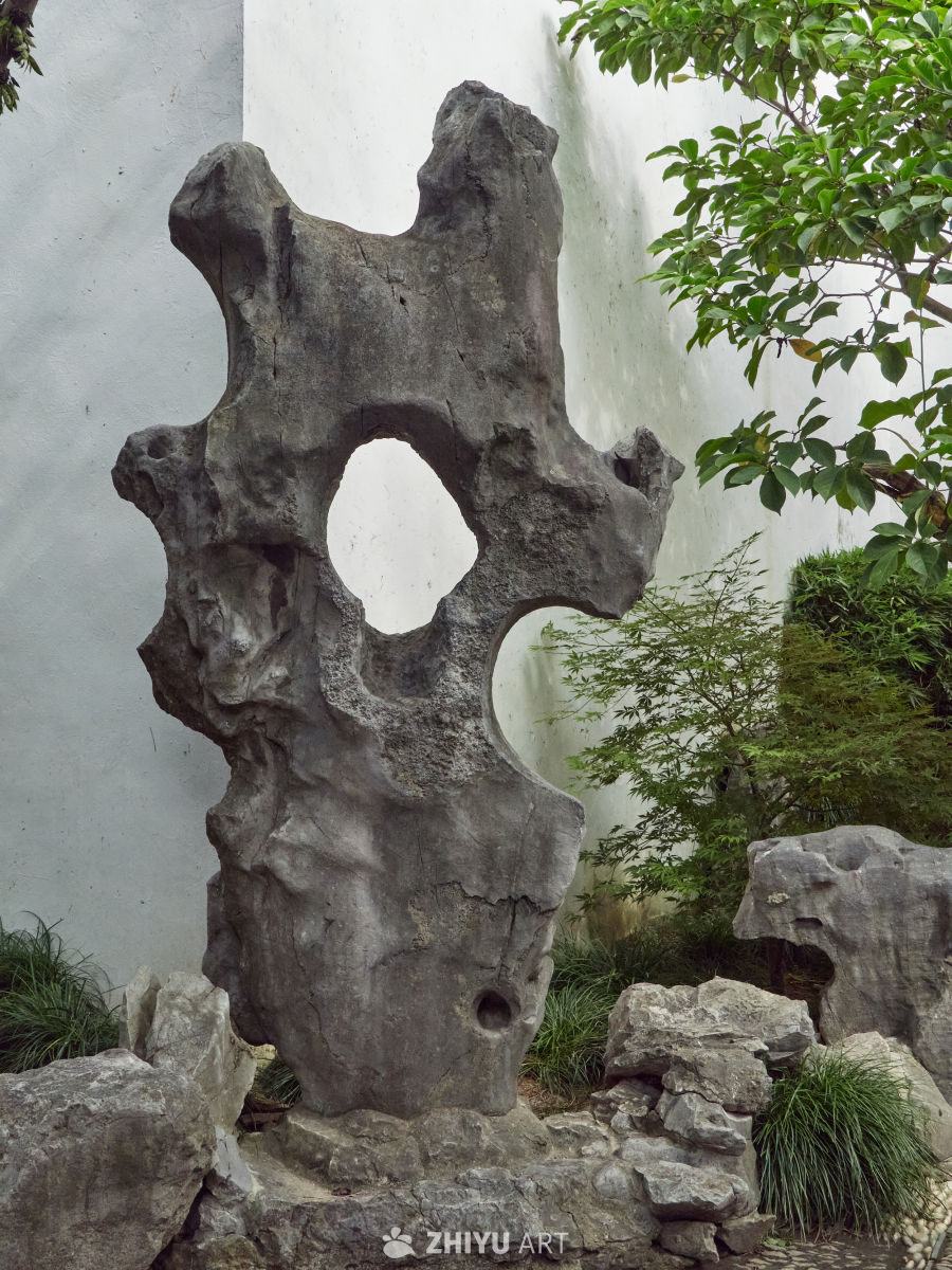 苏州耦园内中式庭院的太湖石景致