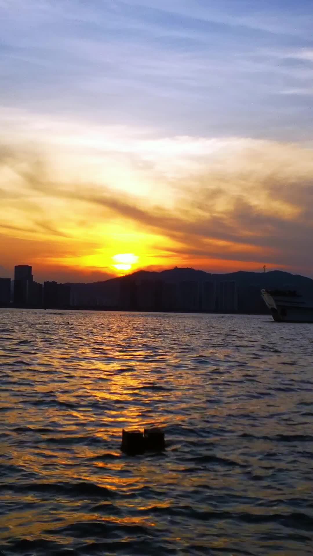夕阳下的海港