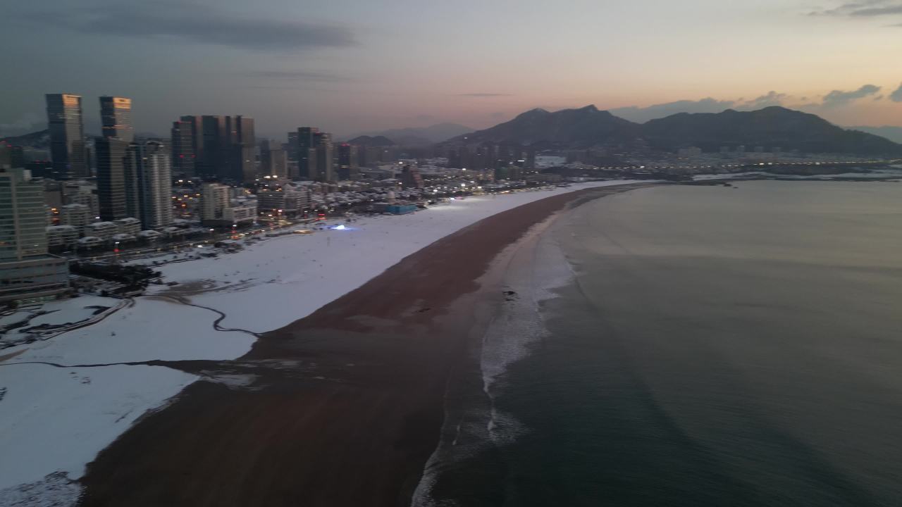 青岛石老人浴场海边雪景航拍 2