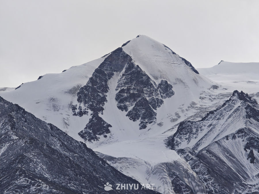 雪山之巅的壮丽景色