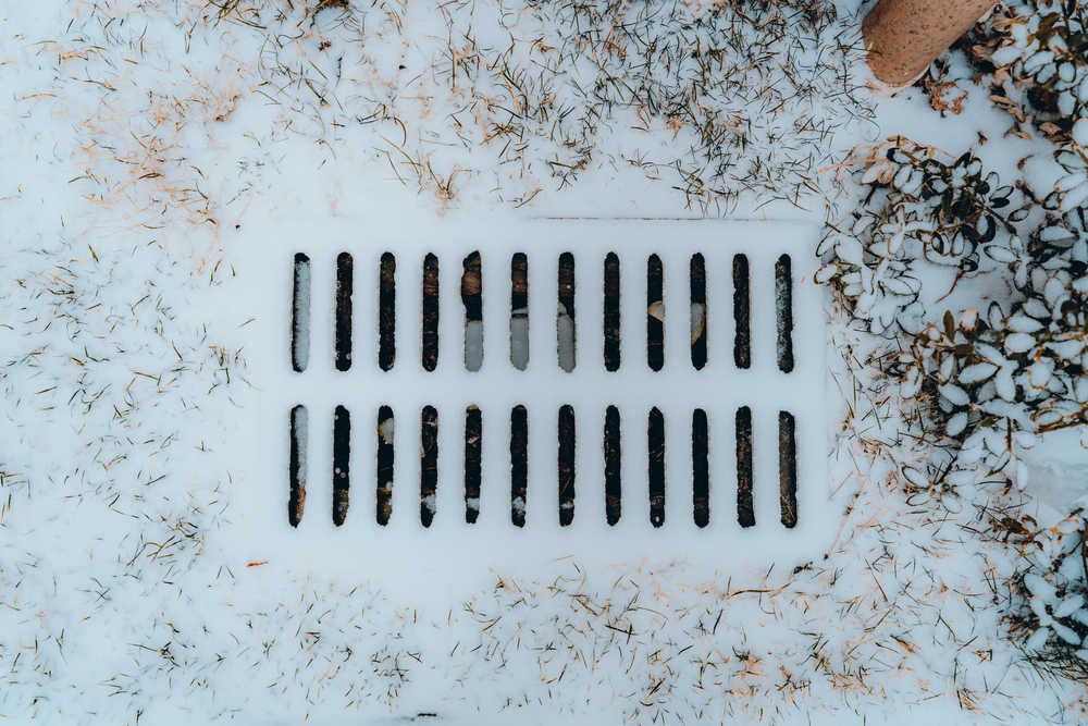 雪中井盖
