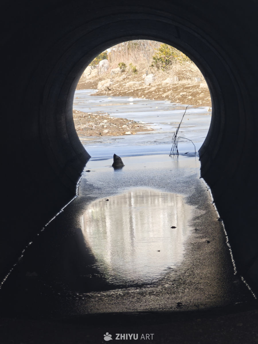 隧道中的冬日冰景