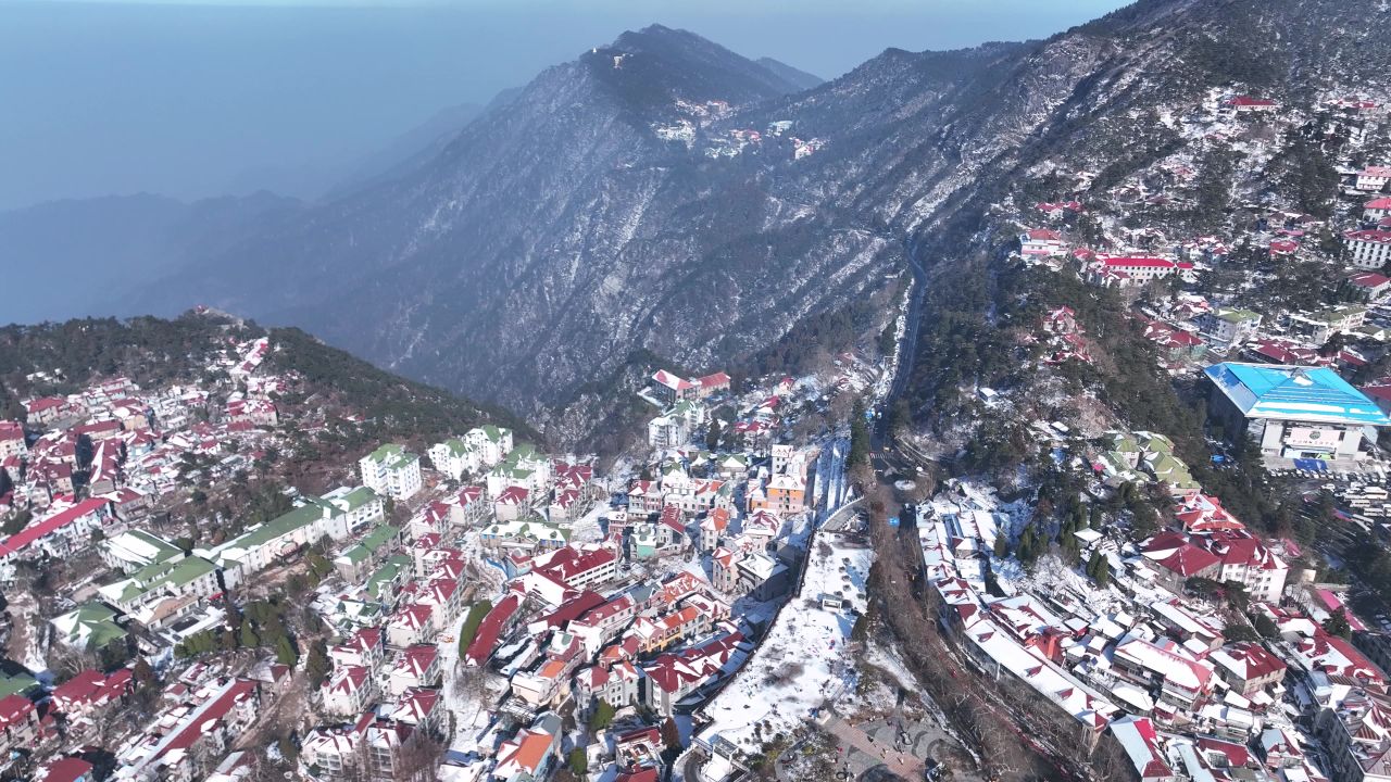 4K航拍冬天雪景江西庐山牯岭镇街景房屋道路