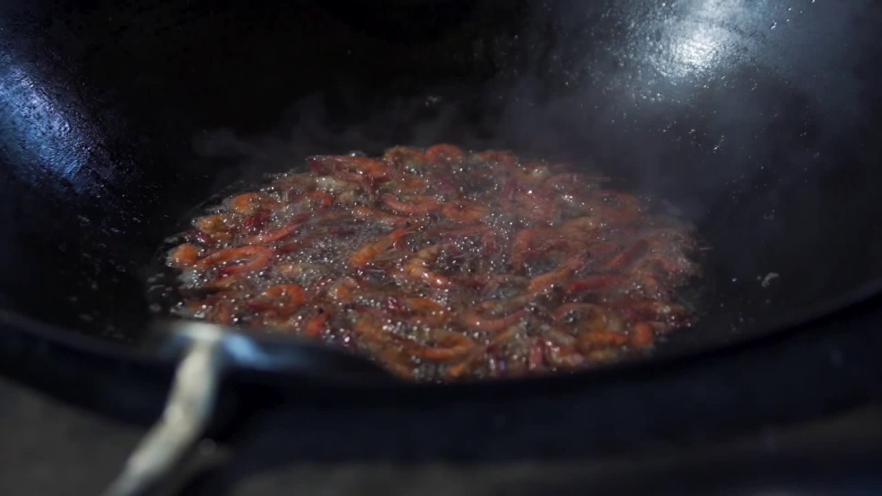 热油翻炒小龙虾