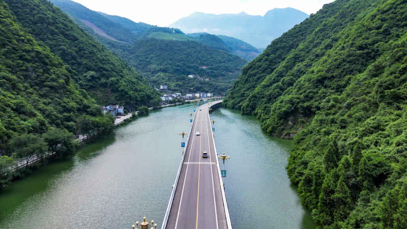 航拍水上最美公路湖北新山